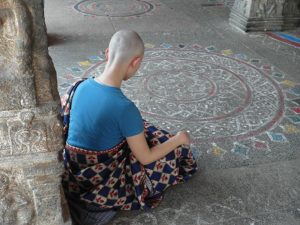 Медитируя в храме