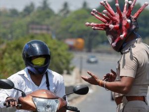 Полиция Индии в коронашлемах