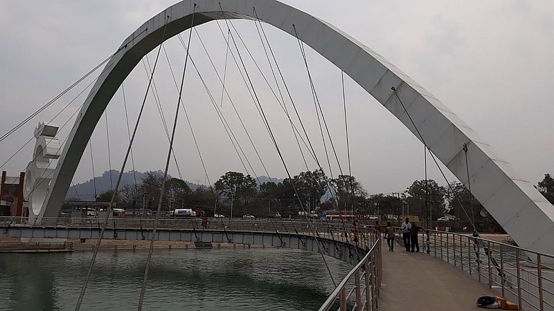 Прогулка по мосту в виде символа Ом