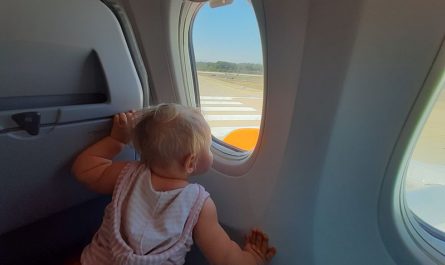 Ребенок в самолете
