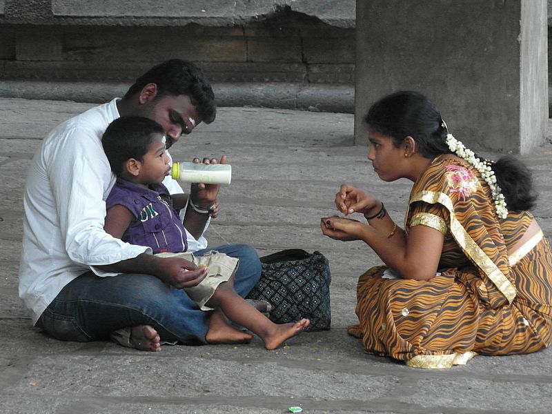 Пара кормит ребенка в Индии