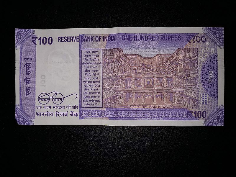 100 рупий