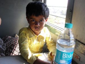 Девочка в поезде Индии