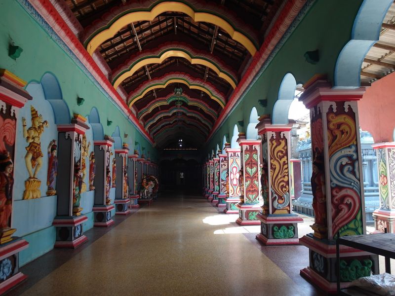Коридоры тамильского храма Шри-Ланка